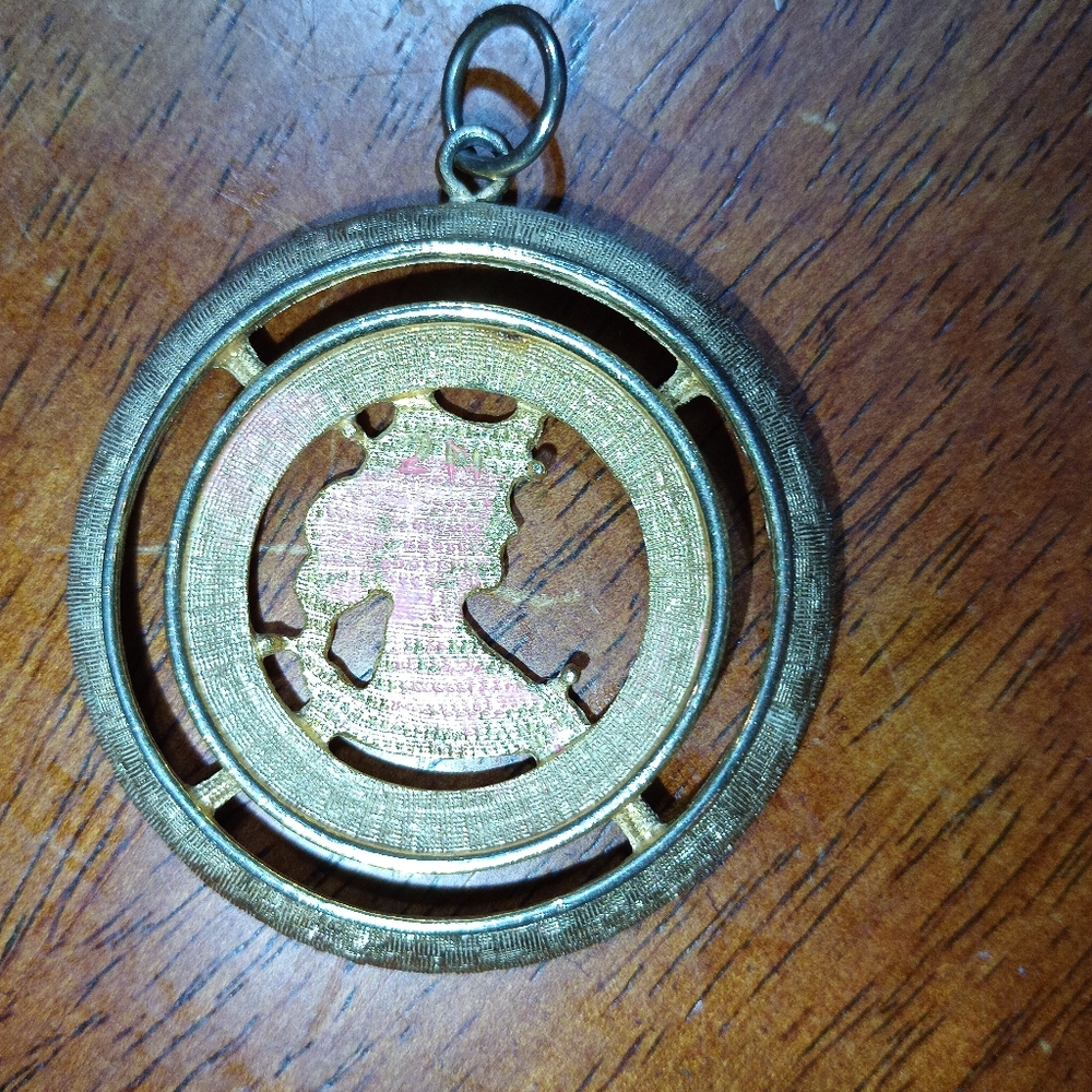 Elegant Gold Cameo Pendant Necklace
